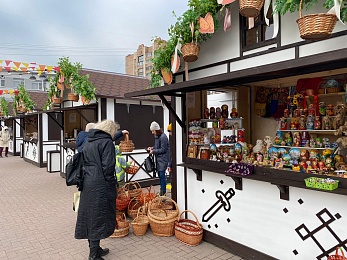 Рязанцы покупают на Пасхальной ярмарке куличи, мёд и корзины