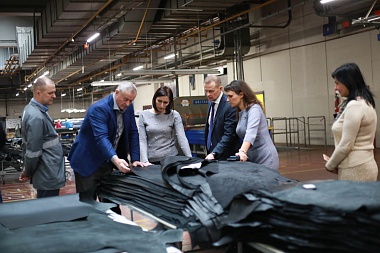 Американскому специалисту по бережливому производству показали работу кожзавода 