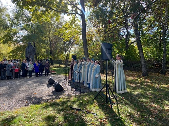 Фоторепортаж: как прошло 130-летие Сергея Есенина в Константинове - 62ИНФО Фоторепортаж: как прошло 130-летие Сергея Есенина в Константинове