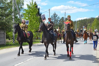 В рязанском поселке Ласковский 9 Мая прошел «Бессмертный полк» в конном строю - 62ИНФО В рязанском поселке Ласковский 9 Мая прошел «Бессмертный полк» в конном строю