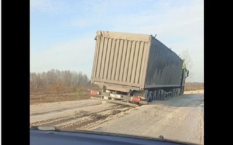 В Кадомском округе грунтовка не выдержала веса фуры