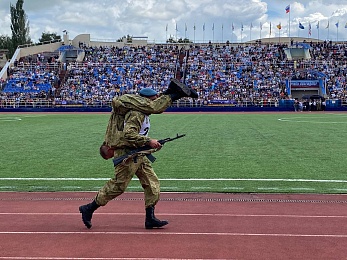 В Рязани День ВДВ отметили показательными выступлениями десантников и прыжками с парашютом