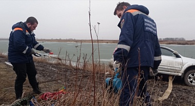 Машину рязанца чуть не унесла река