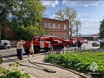 В Михайлове 9 человек тушили административное здание