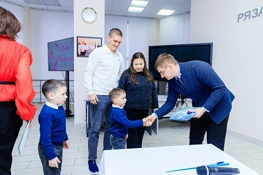 Три семьи, девять детей: в перинатальном центре прошла торжественная выписка
