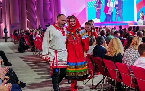Павел Малков поздравил победивших в конкурсе "Семья года" скопинцев Слетовых Павел Малков поздравил победивших в конкурсе "Семья года" скопинцев Слетовых