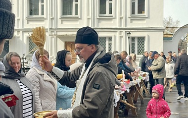 Фоторепортаж: рязанцы освятили куличи у Скорбященского храма