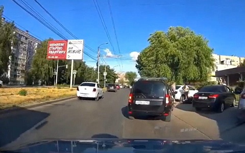 На улице Новоселов водитель легковушки сбил курьера