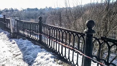 Жители пожаловались на опасный забор в Рязанском кремле