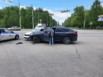 В ДТП с участием BMW и такси в Рязани пострадала 21-летняя девушка