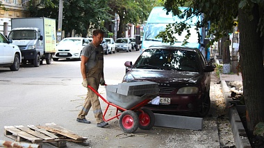 В Рязани на улице Пожалостина начали ремонтировать тротуар