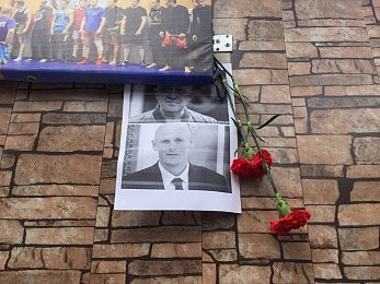 В Рязани цветы в память о Пригожине и Уткине несут к бывшему центру набора в ЧВК "Вагнер"