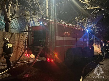 МЧС: пожар двухэтажного дома на Лесопарковой в Рязани тушили 39 человек