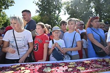 Рязанцы за 30 минут съели 100-метровый пирог на День города