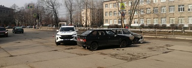 В Рязани 18-летний водитель пострадал в ДТП с двумя ВАЗ-2114