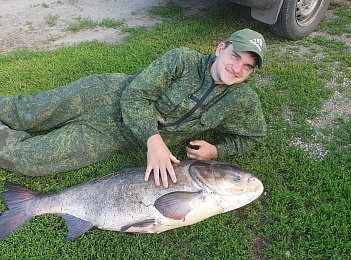 Ухоловский рыбак поймал толстолобика-монстра размером с ребенка и весом 24,4 кг