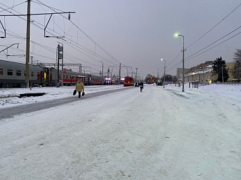 На рязанских железнодорожных вокзалах идёт уборка снега