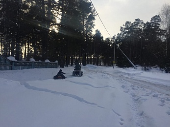Под Рязанью сфотографировали детей, катающихся по дороге на снегоходе с привязанным тюбингом