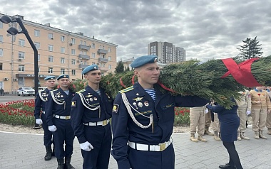 В Рязани в 9 Мая на площади Победы возложили цветы к Вечному огню
