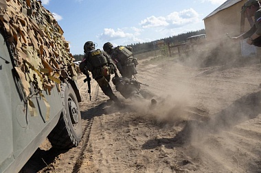 Под Рязанью прошли учения Росгвардии с танками, спецназом и САУ "Мальва"