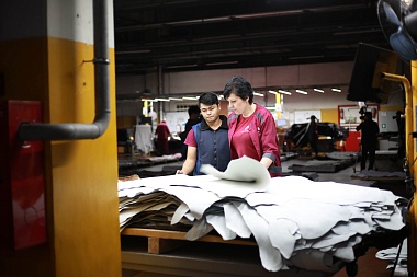 Американскому специалисту по бережливому производству показали работу кожзавода 