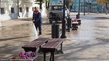 В Рязани начали мыть памятники, фонтаны и ограждения