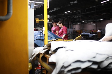 Американскому специалисту по бережливому производству показали работу кожзавода 