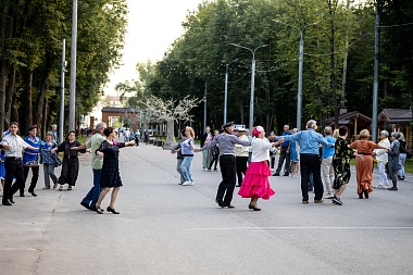 В Рязани в Лесопарке танцуют за активное долголетие - 62ИНФО В Рязани в Лесопарке танцуют за активное долголетие