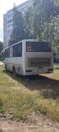 «Совсем совести нет»: в соцсетях показали припаркованный на газоне автобус
