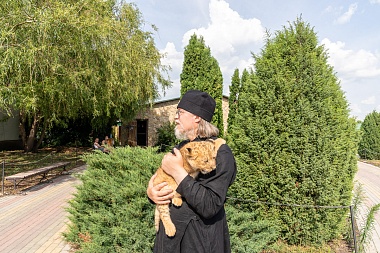 Митрополит Марк познакомился с львенком из Ряжского зоопарка