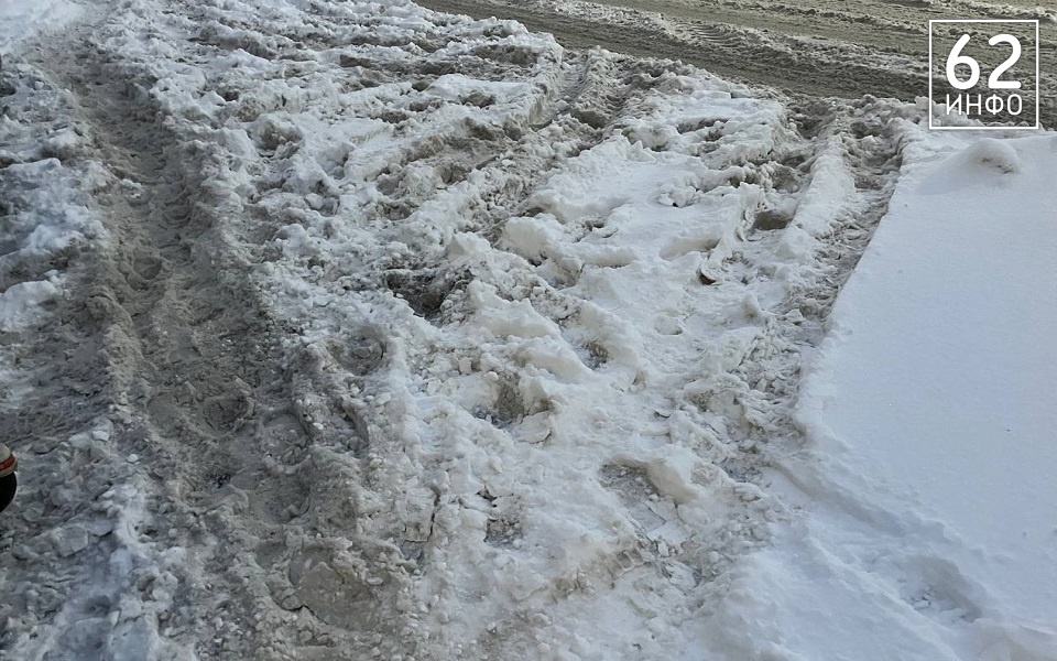 На дорогах пробки в 10 баллов, машины буксуют во дворах: Рязань завалило снегом - 62ИНФО