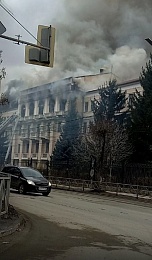 Восемь пожарных машин тушат горящее здание Училища связи на Каширина в Рязани