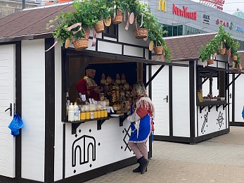 Рязанцы покупают на Пасхальной ярмарке куличи, мёд и корзины