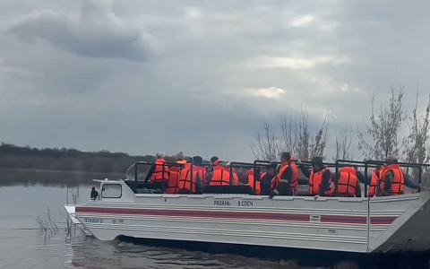 Транспортер-амфибия перевез 569 человек через разлив Оки в Рязань