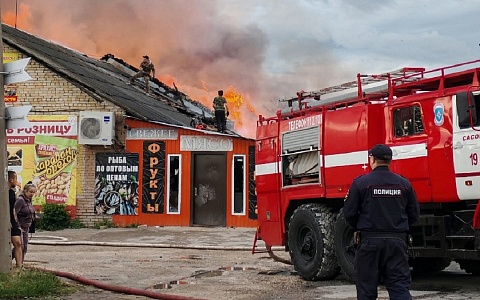 В Сасове горит оптовая база