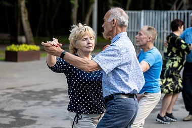 В Рязани в Лесопарке танцуют за активное долголетие - 62ИНФО В Рязани в Лесопарке танцуют за активное долголетие