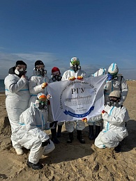 Студенты РГУ имени Есенина убирают мазут на берегу у Анапы