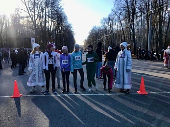 Рязанцы пробежались по Лесопарку в честь дня рождения Деда Мороза 