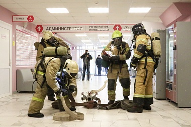 В рязанской больнице Семашко сотрудники МЧС отработали навыки тушения пожаров 