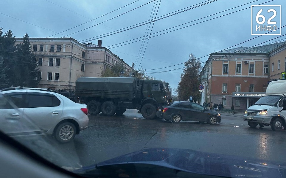 В Рязани на перекрестке Каширина и Семинарской грузовик смял легковушку - 62ИНФО