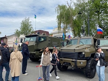 В Рязани у кремля 9 Мая открыли полевую кухню и показали трофейную технику