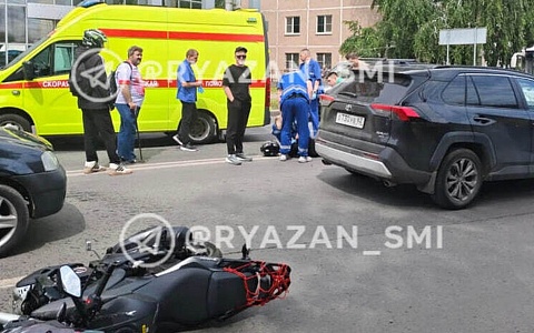 На улице Семашко в Рязани мотоциклистка врезалась в легковушку