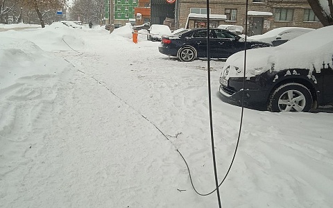 Рязанцы сообщили о лежащих на дороге проводах