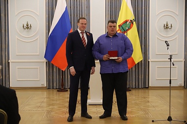 Павел Малков наградил жителей региона накануне Дня Победы