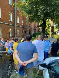 Прокуратура осмотрела ход ремонта обгоревшего дома на улице Октябрьской