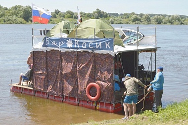 По Оке из Рязани до Касимова проплыл самодельный плот «БарКасик»