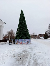 Осуждённые установили ёлку в центре Скопина