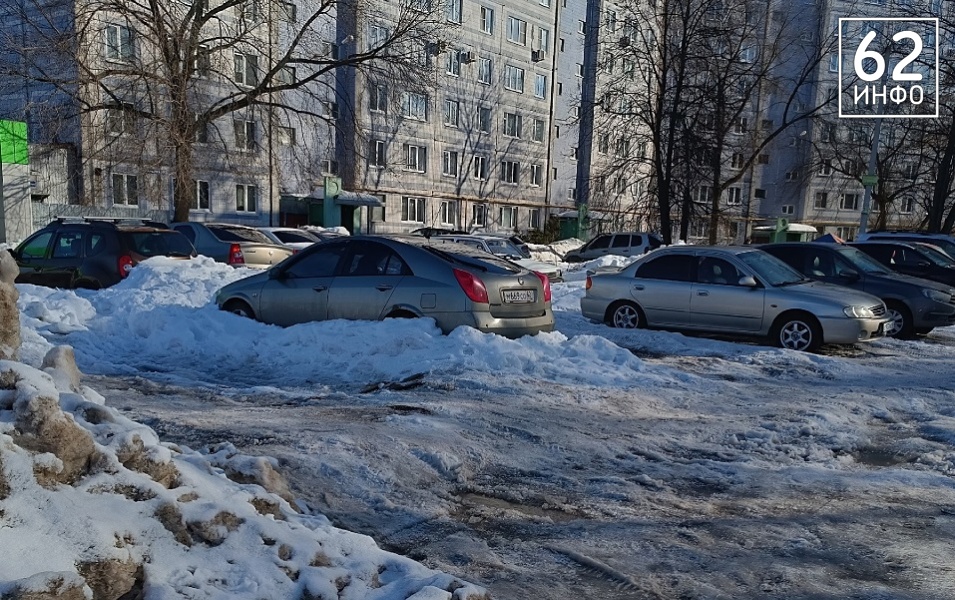 Рязанцы возмутились состоянием парковки на улице Бирюзова - 62ИНФО