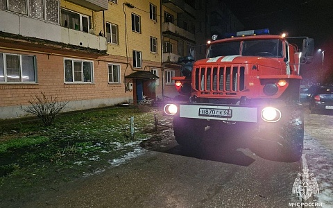 В селе Елино Захаровского района 14 человек и 5 машин тушили 5-этажку