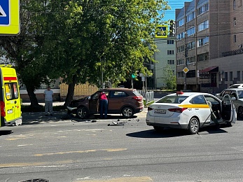 В Рязани реанимация приехала к ДТП с такси и Hyundai на Грибоедова